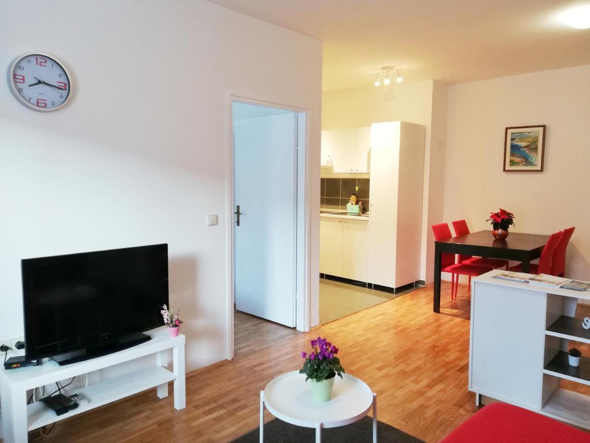 City Center Apartment Umago Esterno foto